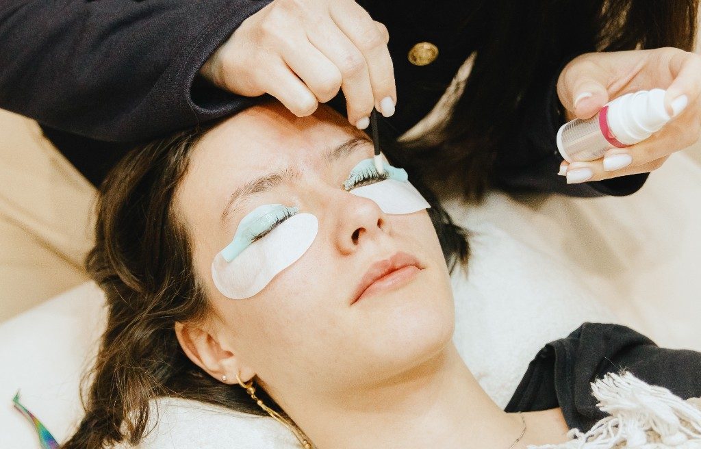 Wimpernlaminierung: Silikonpads liegen auf beiden Augen