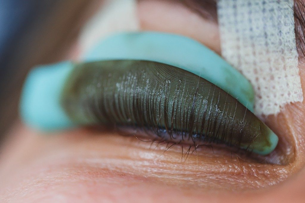 Nahaufnahme der eigenen Wimpern auf einem Silikonpad